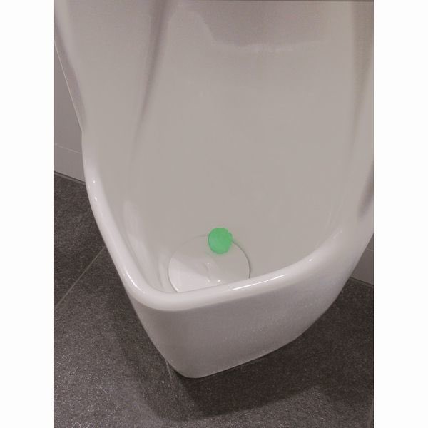 <a href="/iimannamii/">mann</a> ②小便器底に置いてあるウェルカムフードを食べる