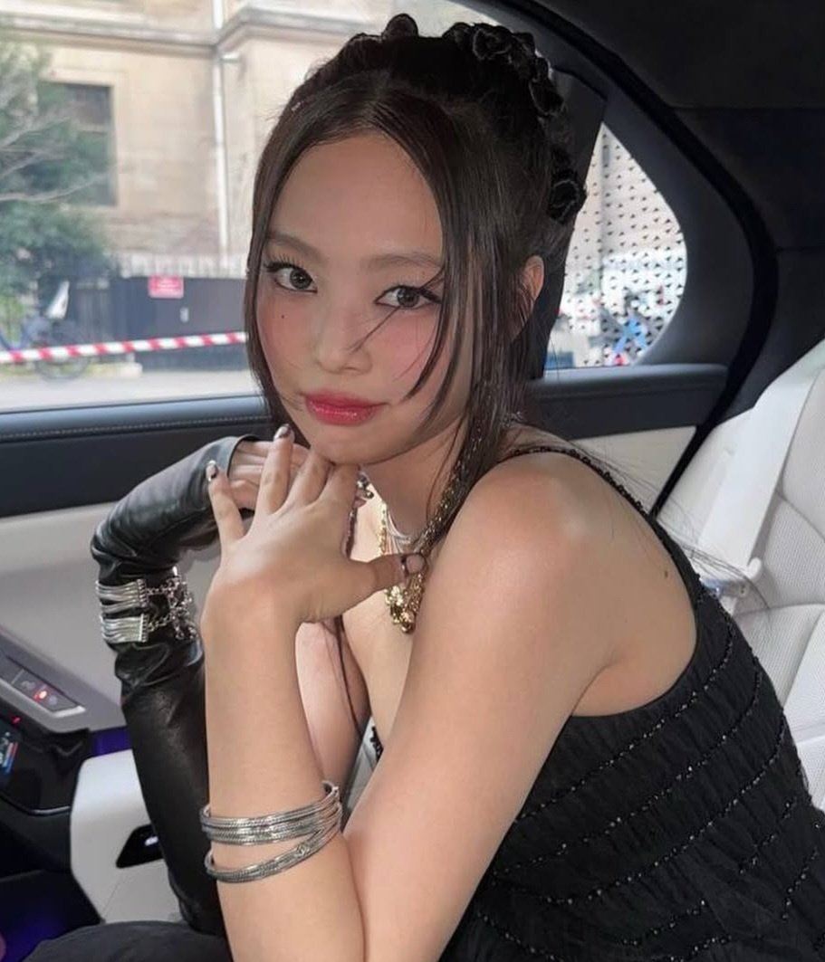 these two pretty girls on a variety show hell yeah