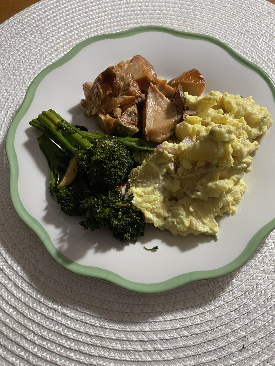 EllesReport's tweet image. Tinned salmon, potato salad, and broccoli. Tasty!  #twittersupperclub
