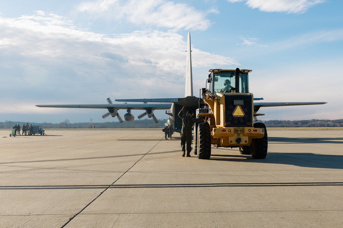 Missouri_NG's tweet image. Airmen from the @139AW trained in a simulated contested environment during a Combat Readiness Inspection.

From engine-running refueling to rapid loading on a C-130, the focus was on generating airpower under pressure and remaining ready to execute the mission. #MoGuard