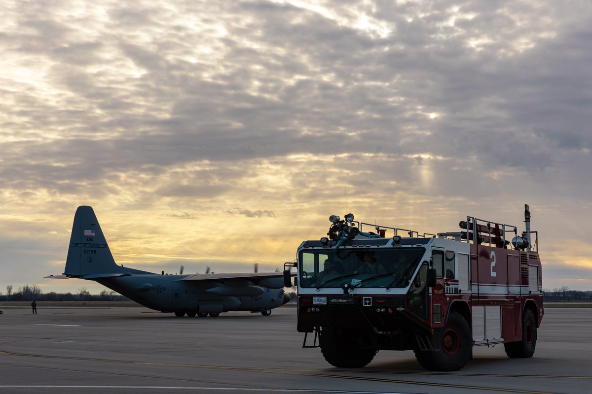 Missouri_NG's tweet image. Airmen from the @139AW trained in a simulated contested environment during a Combat Readiness Inspection.

From engine-running refueling to rapid loading on a C-130, the focus was on generating airpower under pressure and remaining ready to execute the mission. #MoGuard