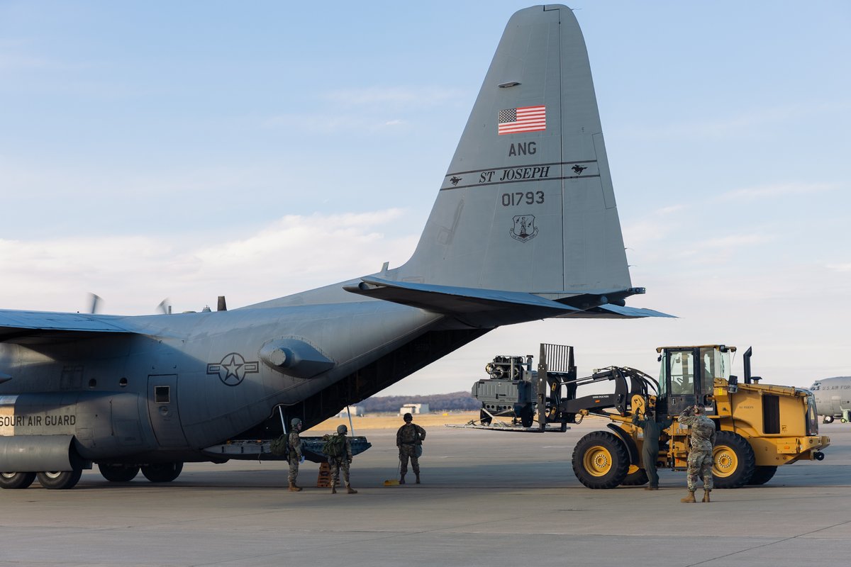 Missouri_NG's tweet image. Airmen from the @139AW trained in a simulated contested environment during a Combat Readiness Inspection.

From engine-running refueling to rapid loading on a C-130, the focus was on generating airpower under pressure and remaining ready to execute the mission. #MoGuard