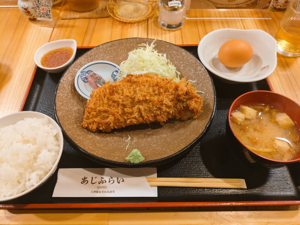 きのうは大阪天満宮でお詣りして
天満天神繁昌亭へ☺️✨
たくさん笑って元気をチャージ💓
天神橋筋商店街でランチに食べたアジフライ定食（まるでとんかつの様な見た目！）のボリュームがありすぎて…
中々お腹が空きませんでした🤭