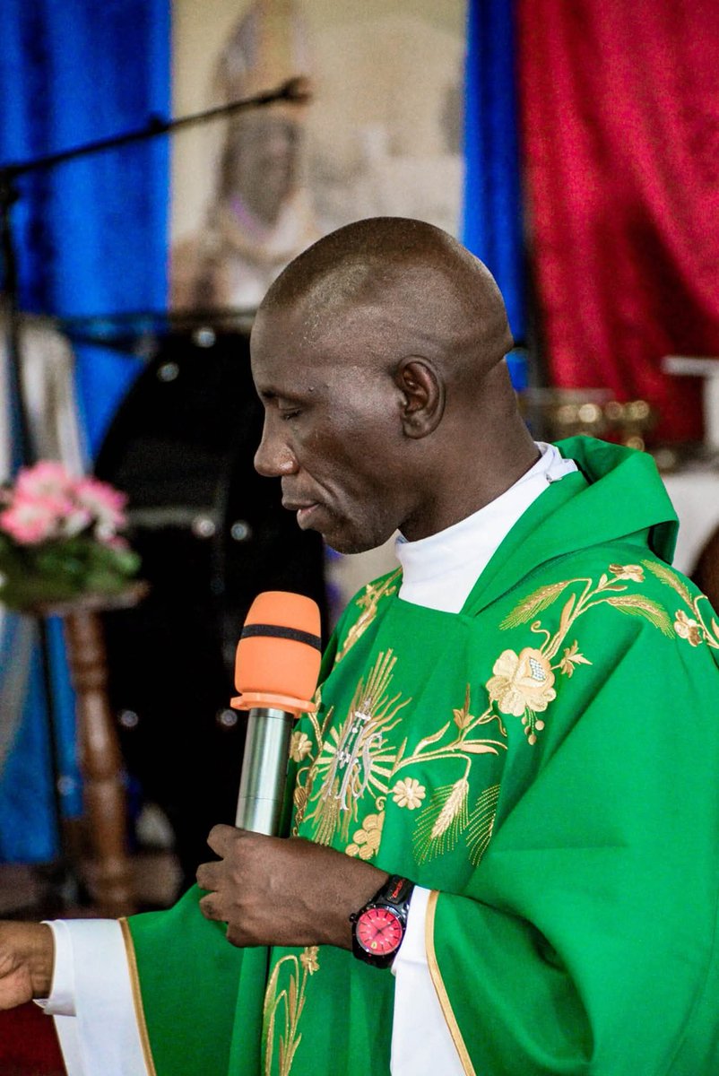 Ce matin,  prie:
Seigneur,  je veux rester debout 
Malgré la haine des jaloux 
Que les chants des hommes et des femmes 
Ne détruisent pas mon âme 
Puisque je suis ton enfant 
Ne me laisse pas imiter les méchants.