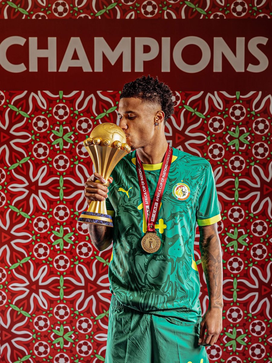 CherifSadio's tweet photo. Six ans après, tu es champion d’Afrique, Jakobs !

Ismaïla Seck est aussi un exemple parmi tant d’autres compatriotes nés dans la 15ᵉ région du Sénégal, qui vivent un rêve de gamin avec la sélection nationale.

Que c’est beau de remporter la Coupe d’Afrique avec son pays !

Bravo !