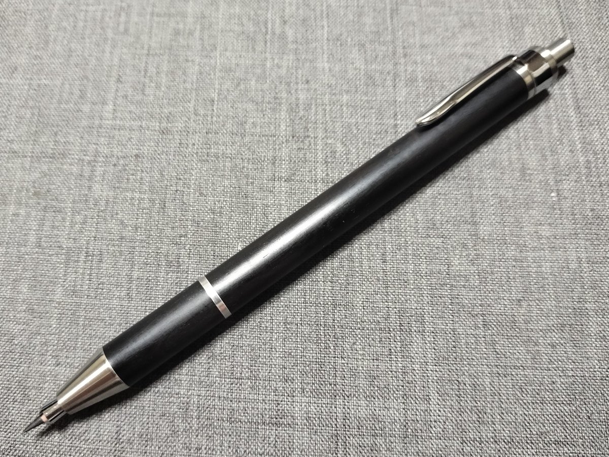 今日のペンは工房楔の2mm芯ホルダードロップ式です。樹種はアフリカン