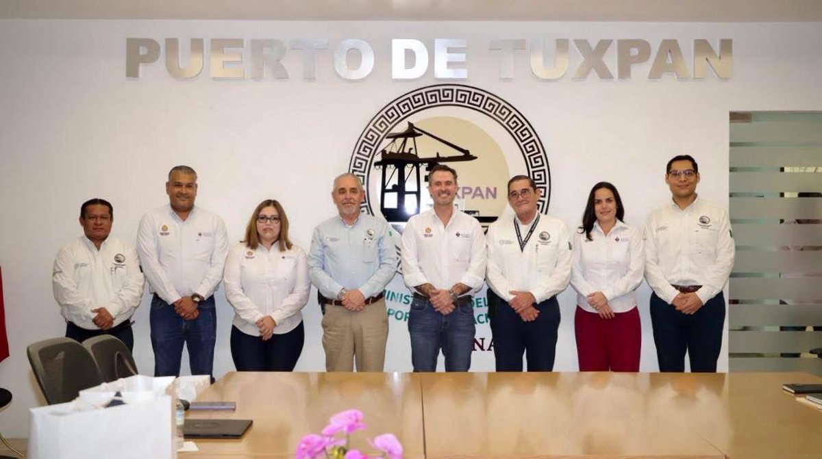 API_SPVeracruz's tweet photo. Fructífera reunión de trabajo entre nuestro Director, @PoloDeschamps y el equipo de API, con directivos del Puerto de Tuxpan. https://t.co/YmgVhgfD7F