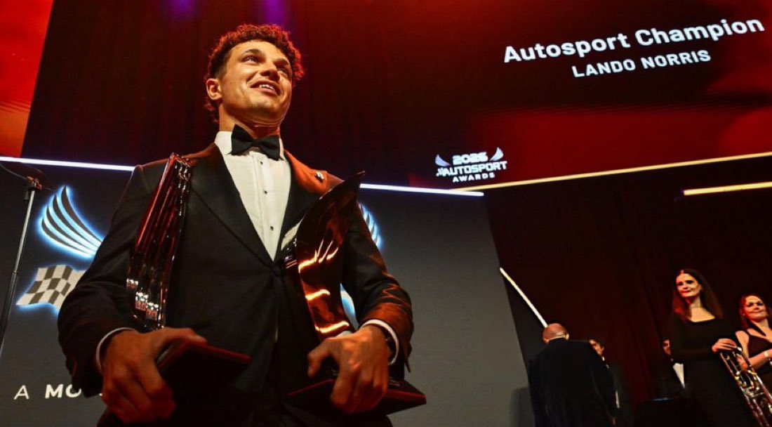 NorrisFiles's tweet image. 🏆 | Lando junto a sus dos trofeos: El de campeón y el de mejor piloto británico 😁