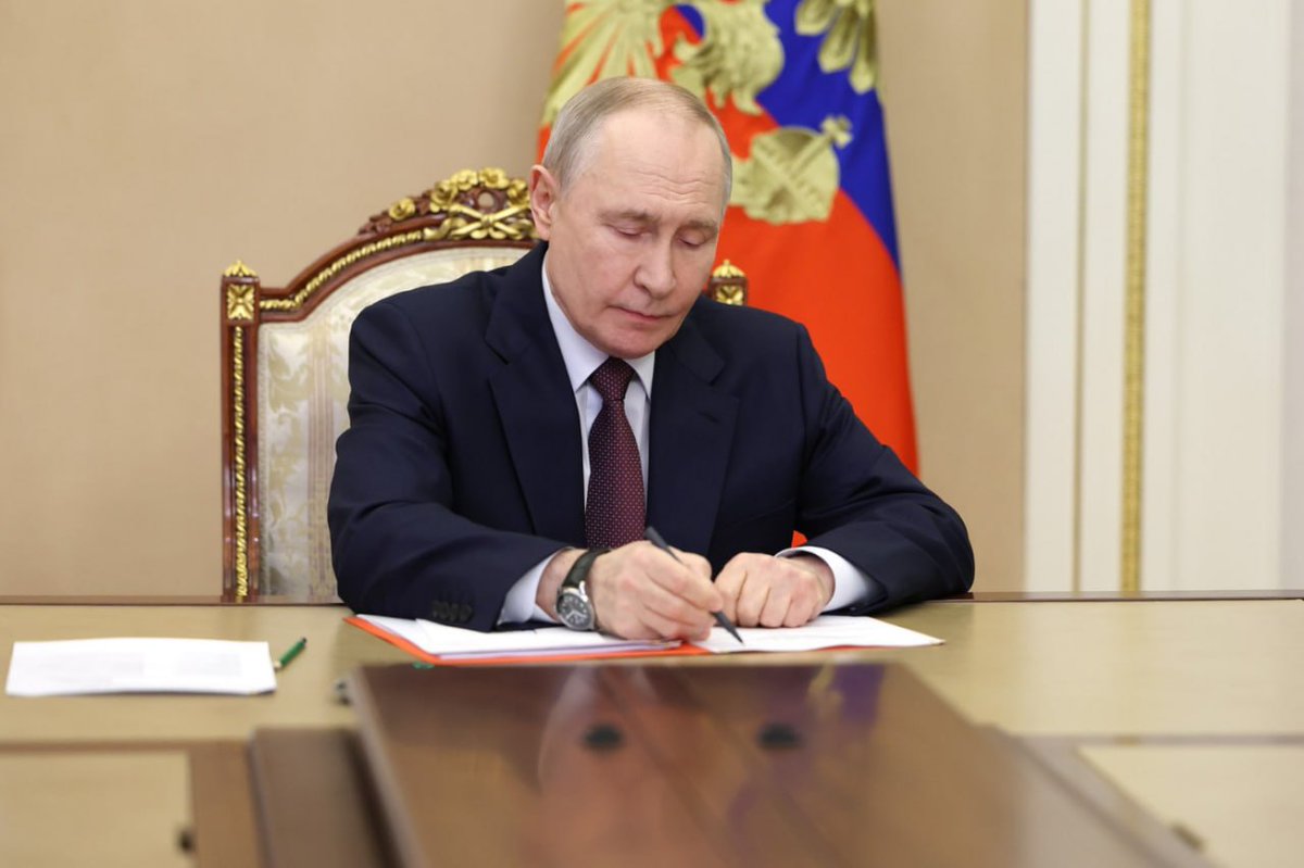 RusEmbUSA's tweet image. 🎙 President of Russia Vladimir Putin held an operational meeting with permanent members of the Security Council of the Russian Federation (January 21, 2026)

💬 Vladimir Putin: As far as the US “Peace Council” initiative is concerned, we have indeed received a personal message…