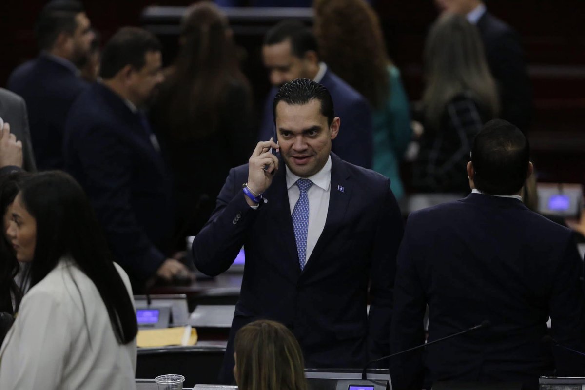 En nacionalista <a href="/TommyZambranoM/">Tommy Zambrano</a> logra cerca de 90 votos para presidir la junta directiva provisional.

8 liberales no firmaron 🙊