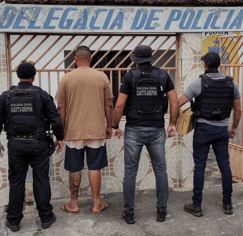Um homem foi preso com pistola, R$ 17 mil em dinheiro e munições, na manhã desta quarta-feira, em Nordestina. A Polícia Civil foi à sua casa, no Centro, para cumprir mandados de busca e apreensão, mas achou o material ilícito. Confirmadas, apenas as iniciais: J.O.S.V, de 33 anos.