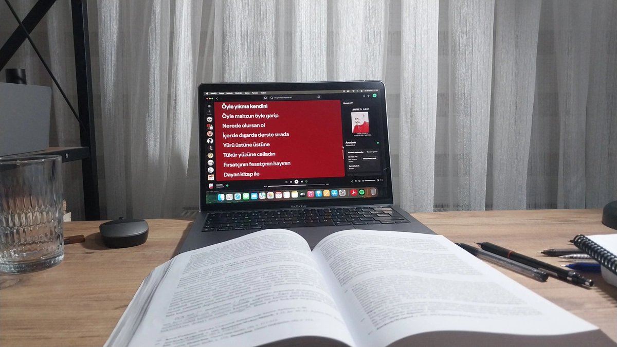 Güya şeytanın bacağını kırıp ders çalışacaktım, spotify planımı bozdu. Ahmed Arif'in kaleminden, Muharrem İnce'nin sesinden bu şiirle lise 2'deki Memleket Partili merkez sol Enes günlerimi yâd ediyorum. 
'Dayan kitap ile
Dayan iş ile
Tırnak ile diş ile
Umut ile sevda ile düş ile'