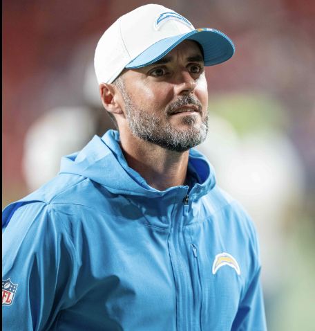 NFL_DovKleiman's tweet image. 𝐑𝐞𝐩𝐨𝐫𝐭: Multiple executives around the league are anticipating the Ravens’ hiring Chargers’ DC Jesse Minter as their new head coach, per @JasonLaCanfora
 
Minter is regarded as one of the best minds in the NFL.