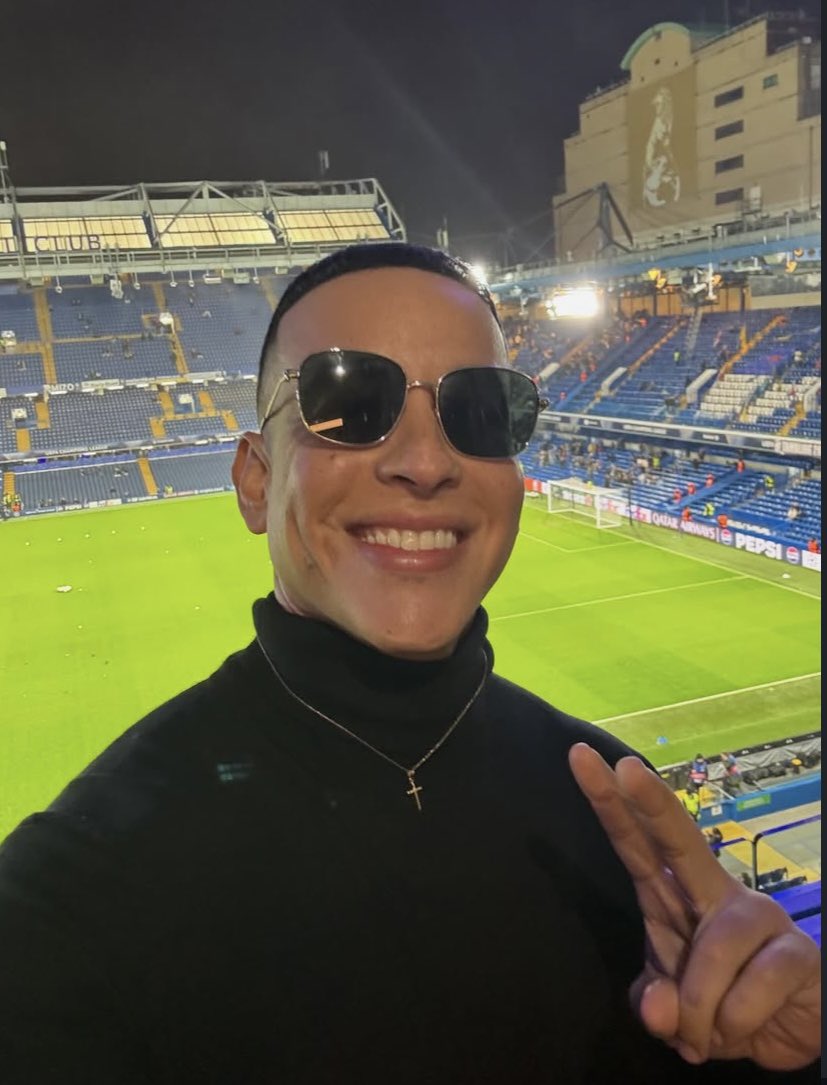 Mercado_Ingles's tweet photo. Daddy Yankee hoy presente en Stamford Bridge en el partido del Chelsea por la UEFA Champions League. https://t.co/9bIhVzFeaj
