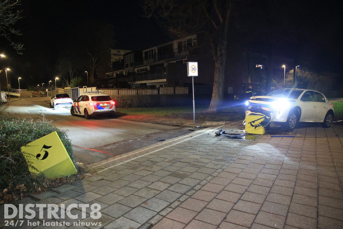 Auto vliegt uit de bocht op Muzieklaan in Zoetermeer