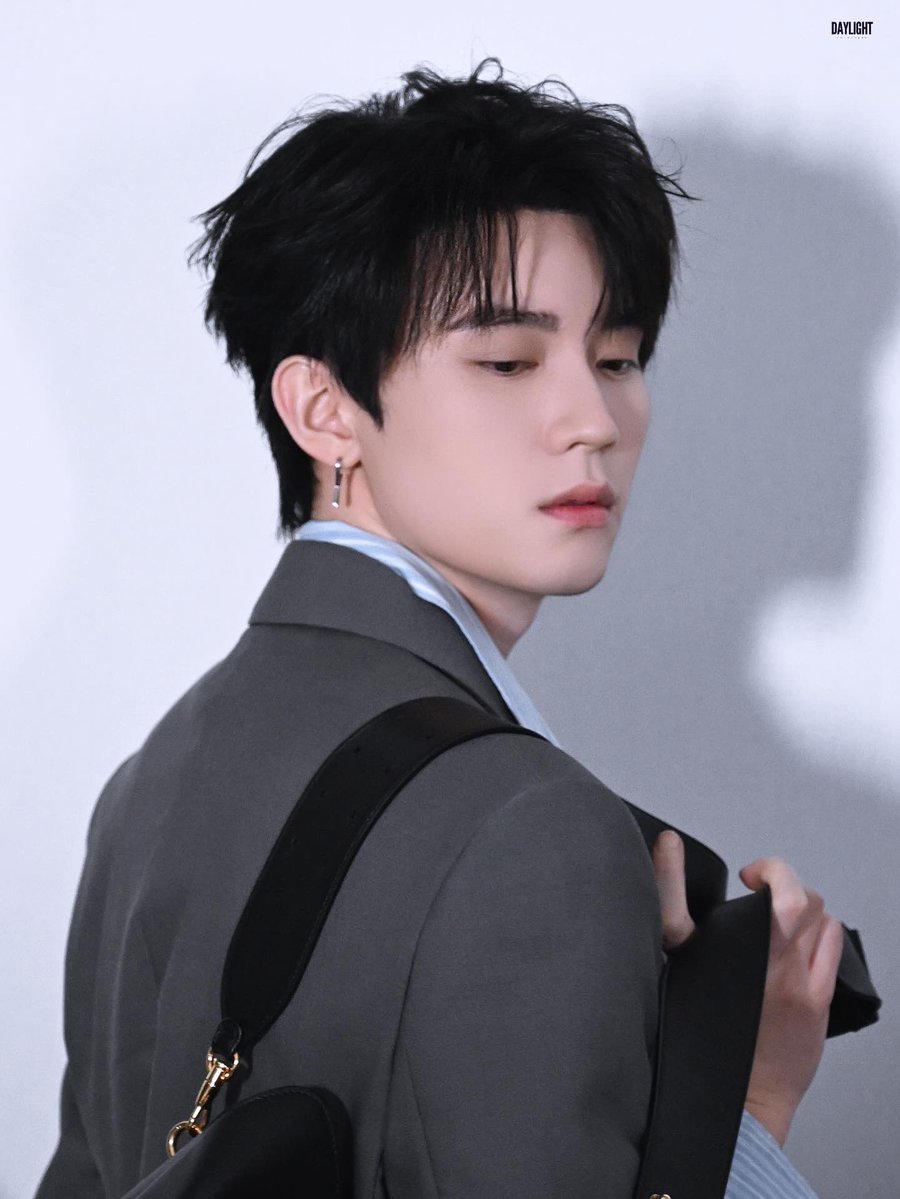 Zhouguang_zyr's tweet image. Yiran Zhou in Paris. #AmiParis #ZHOUYIRANxAMIPARISFW26 #Zhouyiran @amiparis