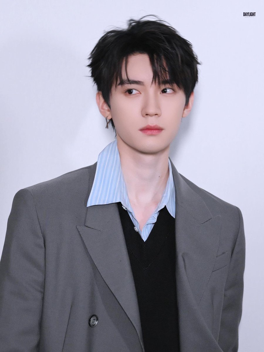 Zhouguang_zyr's tweet image. Yiran Zhou in Paris. #AmiParis #ZHOUYIRANxAMIPARISFW26 #Zhouyiran @amiparis