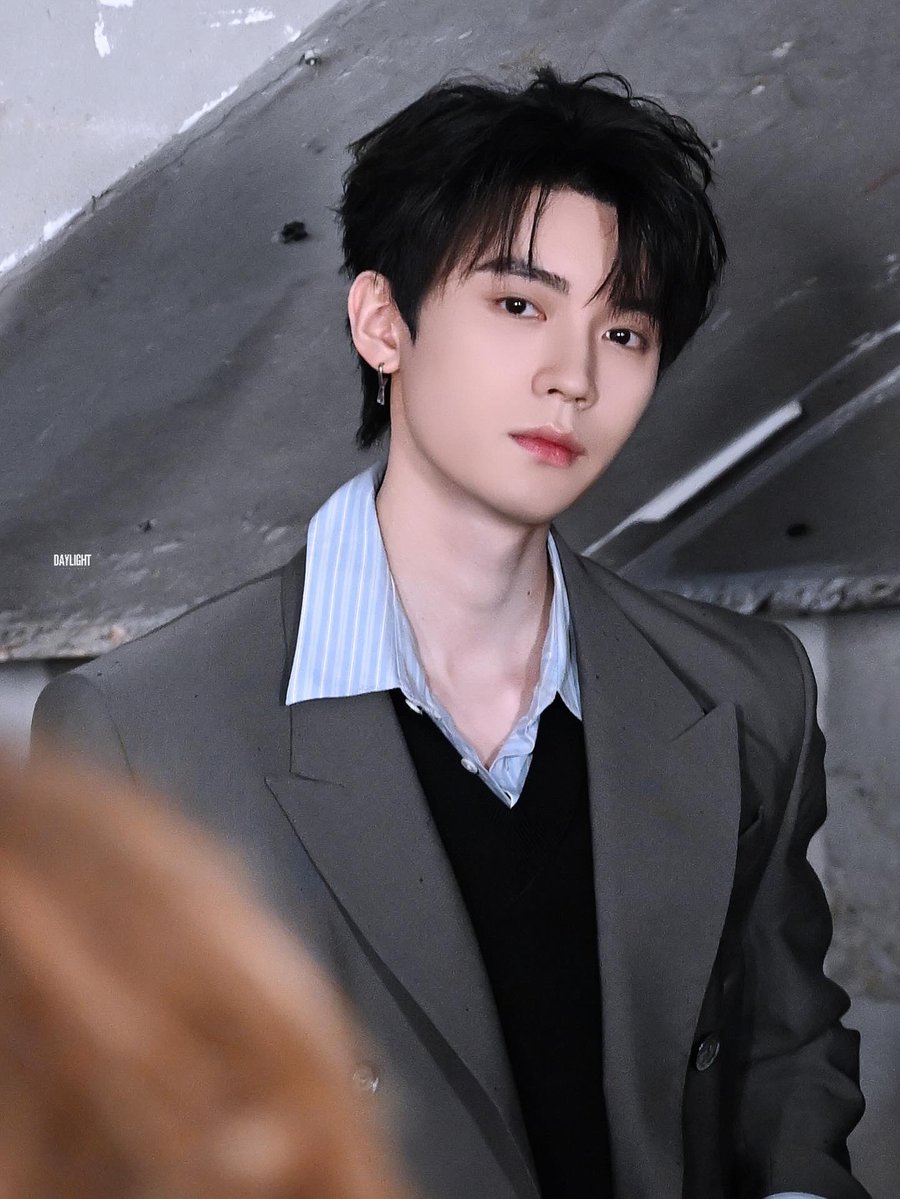 Zhouguang_zyr's tweet image. Yiran Zhou in Paris. #AmiParis #ZHOUYIRANxAMIPARISFW26 #Zhouyiran @amiparis