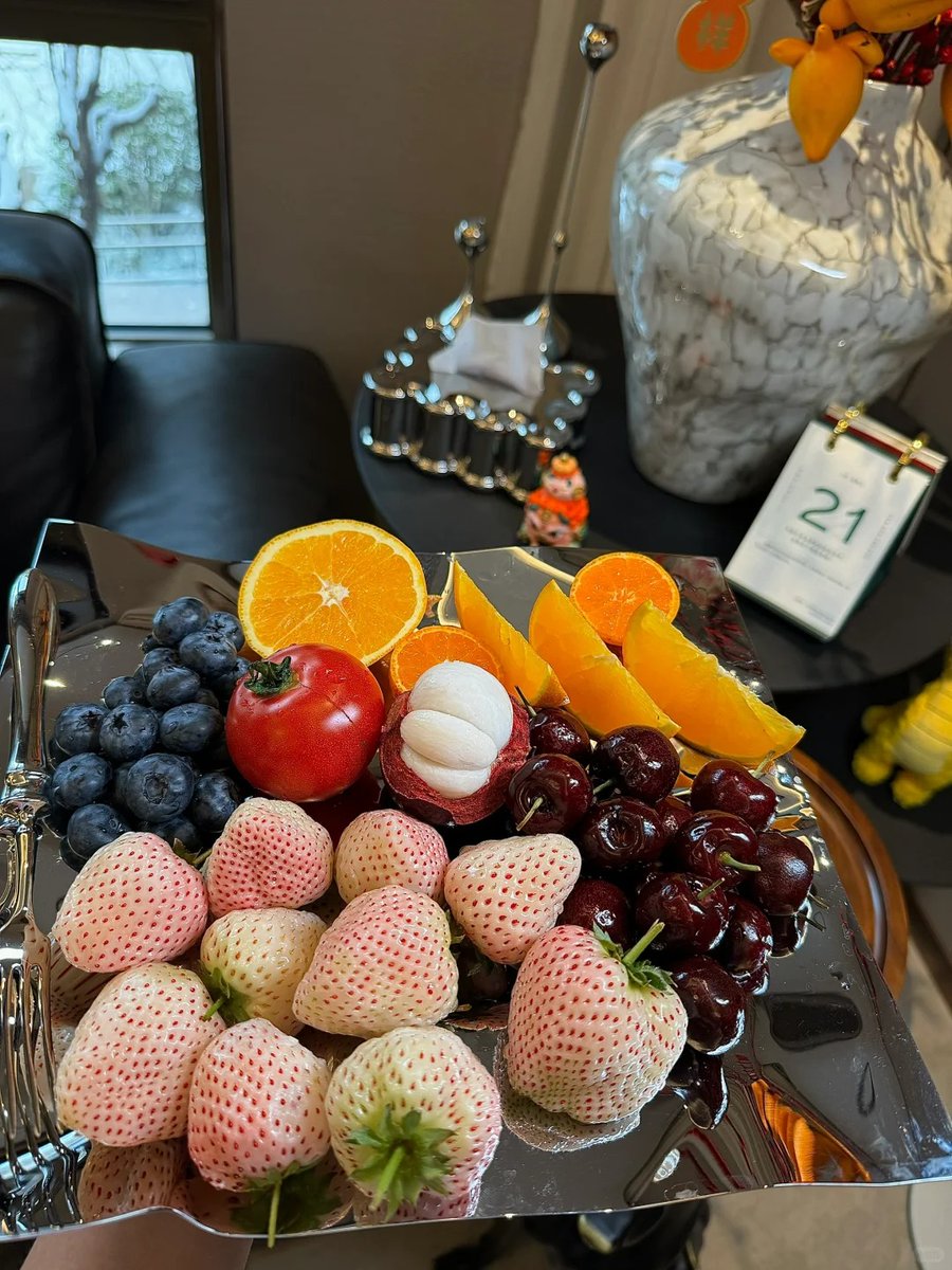 halisumar's tweet image. Healthy food, happy heart 💚🍓Taking a moment to appreciate fresh fruits before enjoying them, because wellness is a lifestyle, not a trend 🌈✨