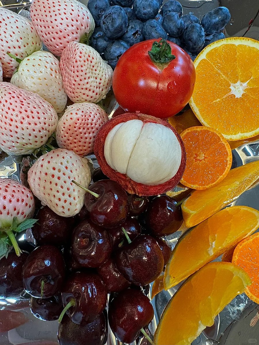 halisumar's tweet image. Healthy food, happy heart 💚🍓Taking a moment to appreciate fresh fruits before enjoying them, because wellness is a lifestyle, not a trend 🌈✨