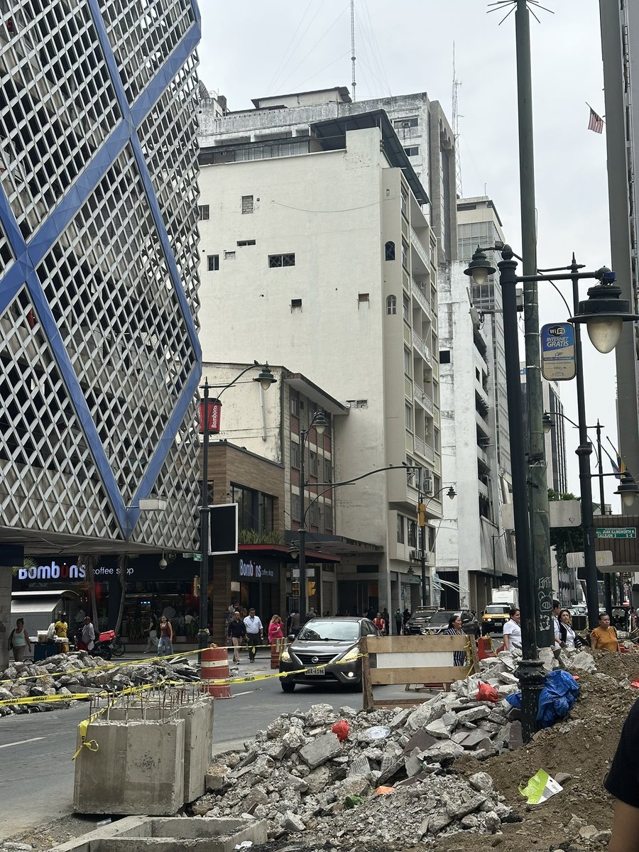 HypherAlice's tweet photo. Quiero que así como rompen veredas para hacerlas un poco más grandes y cambiar las baldosas, con la idea de que así se reactiva el centro, regulen el monopolio de alquileres y sus precios, que hagan un plan de recolección y división de desechos y que sí, que hagan ciclovías. https://t.co/8Qwms8ybj9