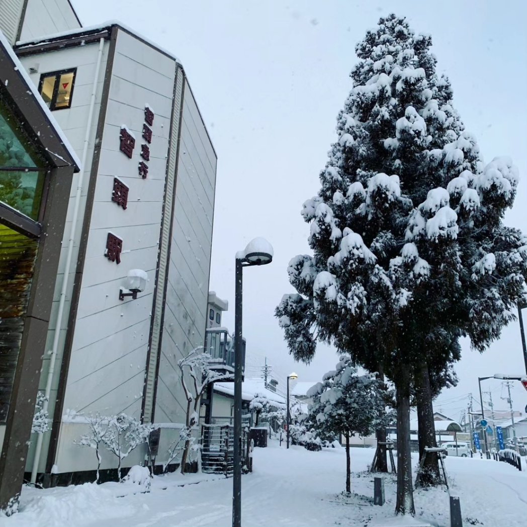 therapy15's tweet photo. ＼今季最強＆最長寒波襲来／
今朝の智頭駅前の様子です☃️
現在は止んでいますが【大雪警報】が続いています。

観光でお越しの皆さま、また町内を移動される皆さまにおかれましては、道路状況の悪化や交通機関への影響に十分ご注意ください。

▼とっとり雪みちNavi
https://t.co/2SC05qUZZA https://t.co/uTvG6cXSTq