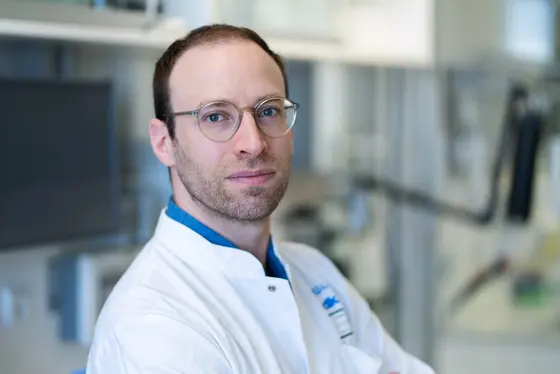 NeuralCell's tweet photo. 🥳 Huge congratulations to @DKFZ's Dr. Daniel Kirschenbaum (@D_Birschenkaum) who was awarded the Rising Star Award for his research into malignant brain tumors. @pezcoller

#Glioblastoma

🗞️ Read about Dr. Kirschenbaum's research: https://t.co/5wVCYzf7ER https://t.co/1RBUKqruyr