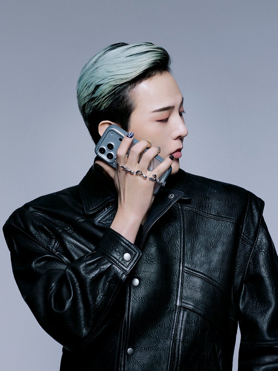 WhiteTamar1's tweet image. Exclusive packet of #GDRAGON photocards with the purchase of 1 phone case + 1 tech accessory from the CHROMATIC collection , in-store and online 😍
