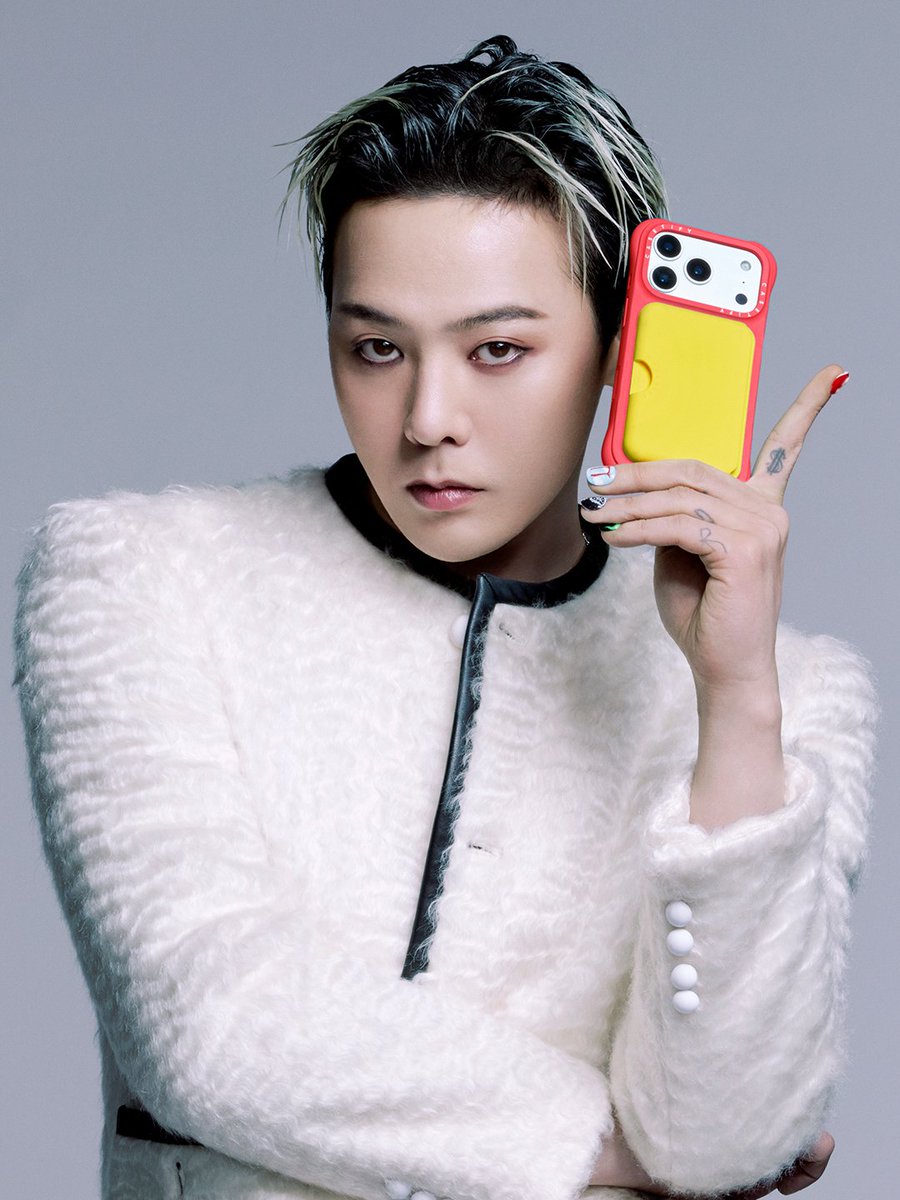 WhiteTamar1's tweet image. Exclusive packet of #GDRAGON photocards with the purchase of 1 phone case + 1 tech accessory from the CHROMATIC collection , in-store and online 😍