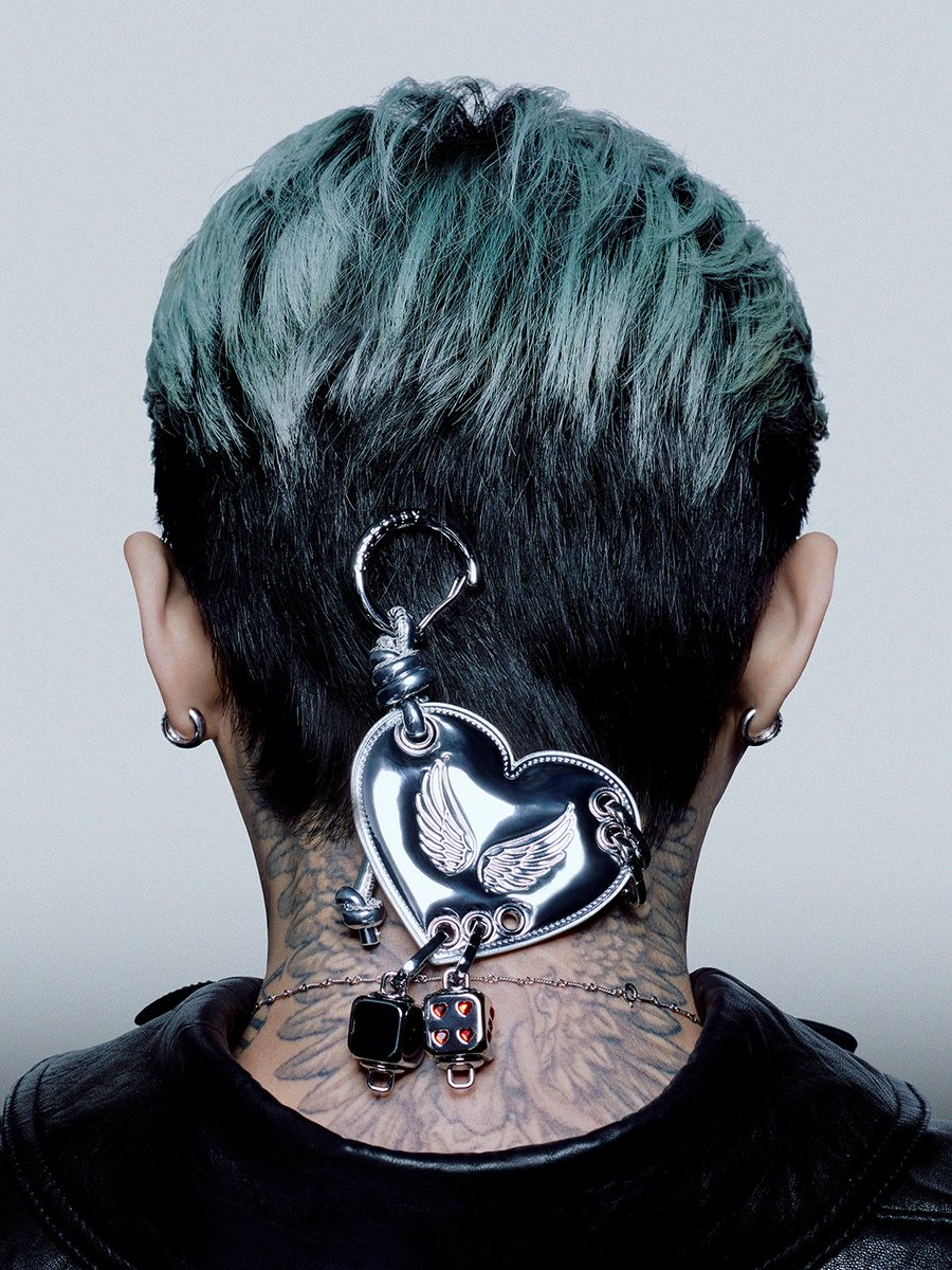 WhiteTamar1's tweet image. Exclusive packet of #GDRAGON photocards with the purchase of 1 phone case + 1 tech accessory from the CHROMATIC collection , in-store and online 😍