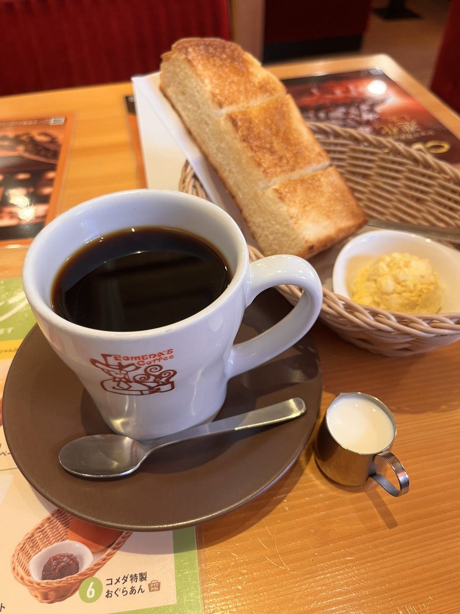 yumoa____'s tweet photo. お仕事も終わって引越しの荷物も手続きも終わってきたので、ひさびさコメ活！
ショコラノワール出たから早速！🍴😋

めちゃくちゃ美味しかった~
クッキーザクザクだし、ちょーどいい甘さでとても満たされた🥰

ゆっくり本読んでたら2時間以上滞在してた笑まったりくつろげるコメダは��っぱり最高。 https://t.co/OWlJUzC5on