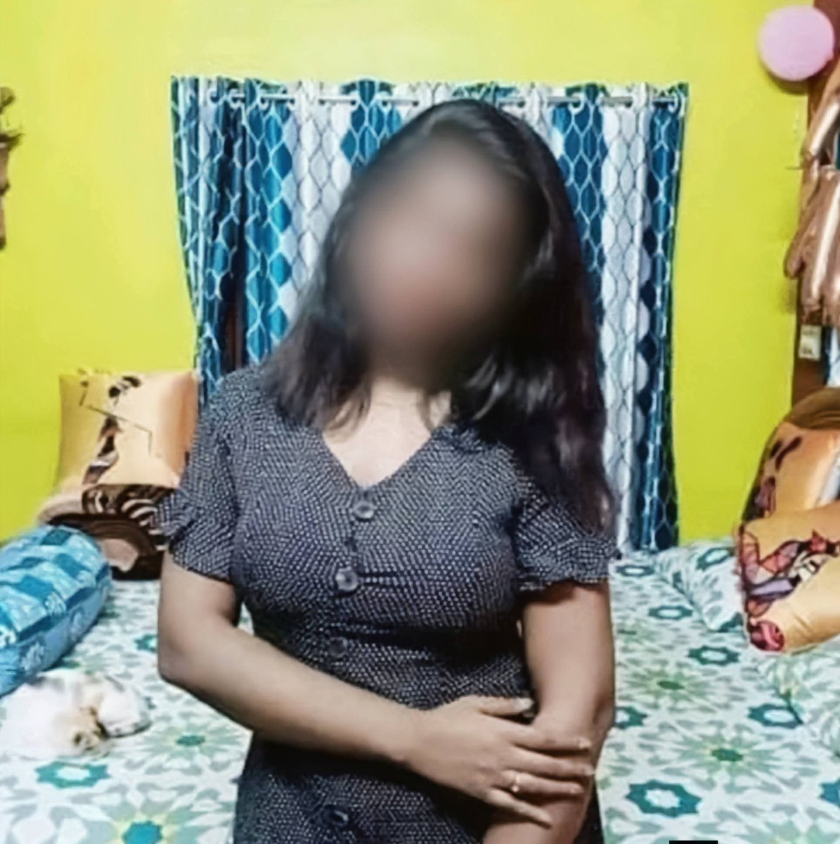 chanttai's tweet photo. पटना गर्ल्स हॉस्टल का काला सच
पढ़ाई के सपने लेकर आईं बेटियाँ,
और हॉस्टल के नाम पर चल रहा था शर्मनाक धंधा।
जांच में खुलासा
NEET जैसी तैयारी के बहाने लड़कियों को रखा गया,
फिर डर, लालच और धमकी से देह व्यापार में झोंक दिया गया।
एजेंट्स की रेट लिस्ट उम्र और फिगर पर तय होती थी,
नाबालिग लड़कियों की उम्र छिपाने के लिए फर्जी ID तक बनाई गई।
सब कुछ “डिलीवरी सिस्टम” जैसा
दिन में भेजो, तय वक्त पर वापस हॉस्टल छोड़ो।
सबसे चौंकाने वाली बात
मामूली पैसों में वार्डन सब मैनेज।
यह सिर्फ अपरा�� नहीं,
हर माता-पिता के लिए चेतावनी है।
