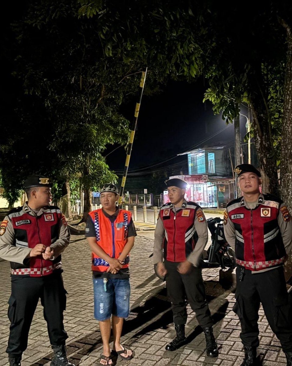 LautHumas's tweet image. Sat Samapta Polres Tanah Laut kembali menggelar Kegiatan Rutin Yang Ditingkatkan (KRYD) berupa penggelaran personel berseragam melalui Patroli Presisi dalam rangka menjaga stabilitas keamanan dan ketertiban masyarakat (harkamtibmas), Rabu malam (21/1/2026).