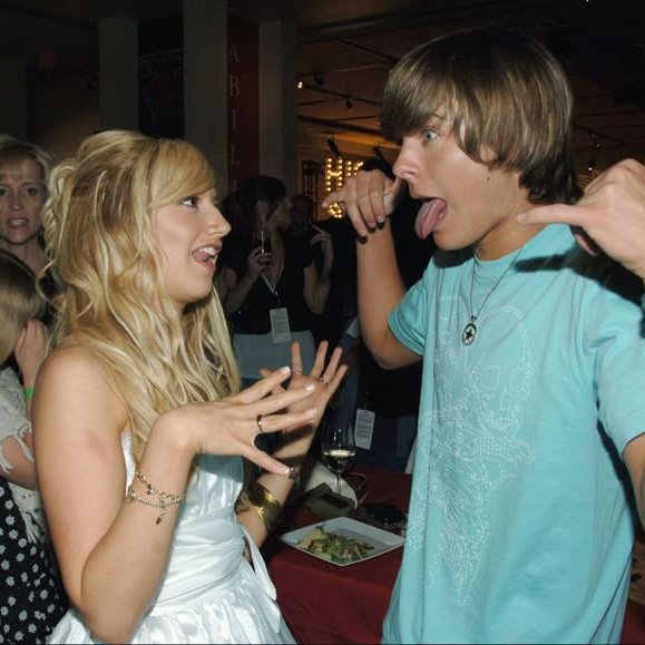 makevoumine's tweet photo. out of context High School Musical cast photos that still has me crying 20 years later https://t.co/Ym3IpO64Ik