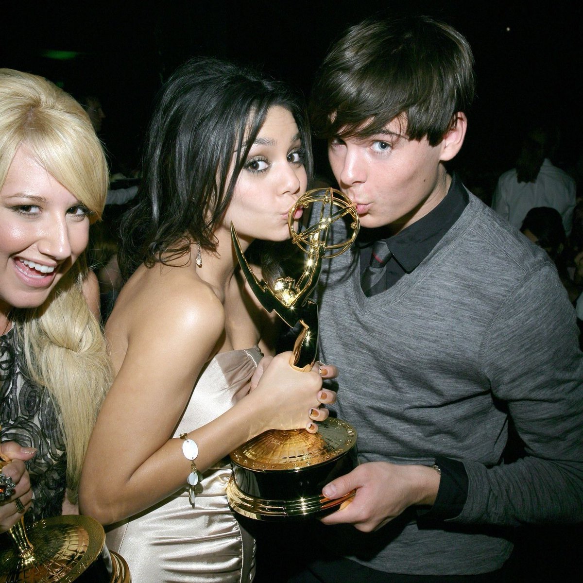 makevoumine's tweet photo. out of context High School Musical cast photos that still has me crying 20 years later https://t.co/Ym3IpO64Ik