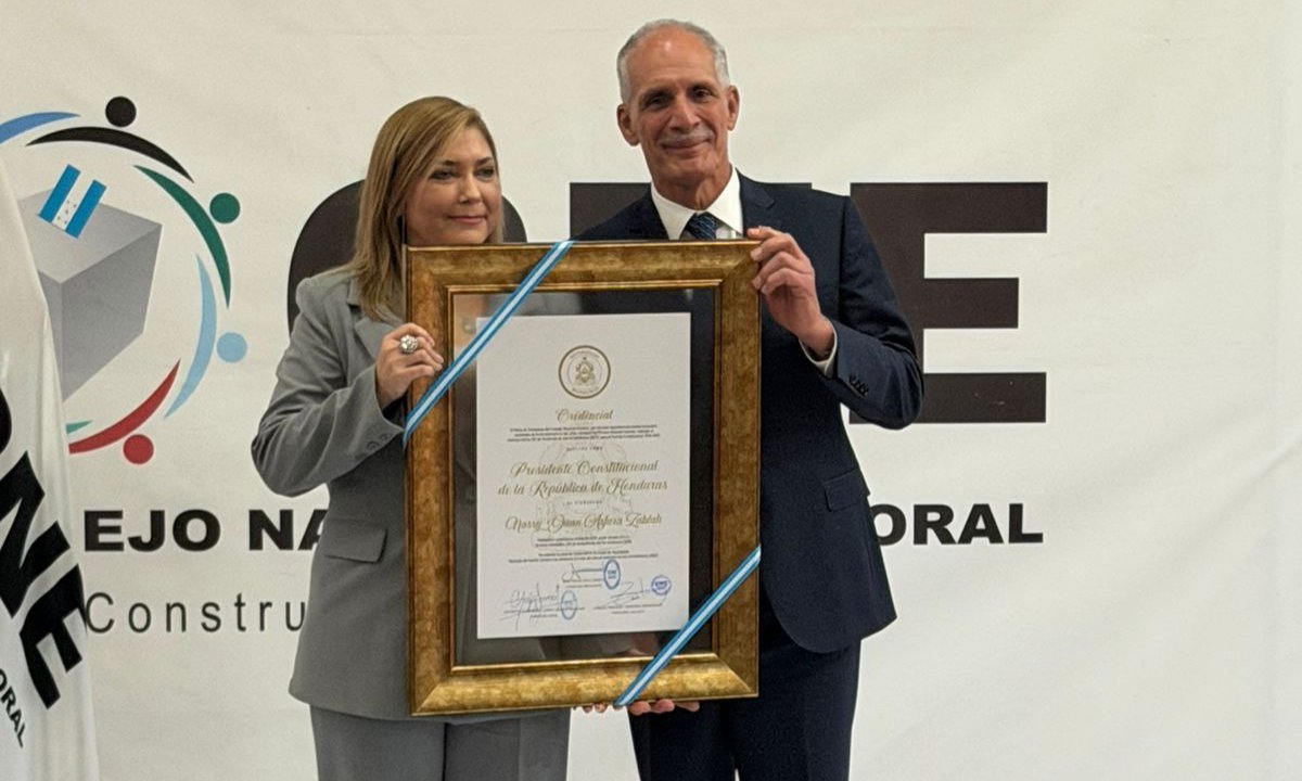 CNE entrega credencial a Nasry Asfura, quien asumirá la Presidencia Constitucional de Honduras en seis días hch.tv/cne-entrega-cr…