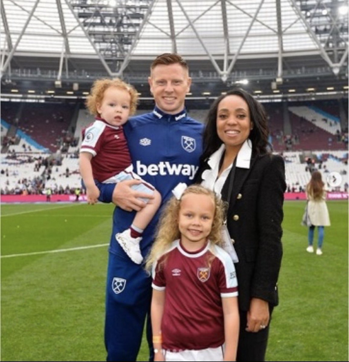 HammerMusePerth's tweet image. Happy 40th birthday 2 David Edward Martin⚒fan(son of Legend Alvin)✍️from Millwall 4 free,
playing mighty⚒between  2019/22
making 5 Lge Apps in claret &amp;amp; blue.Debut Vs Chelsea (30-11-19) won 1-0 with a clean sheet🧤
Many happy returns,have a great day 🥳🍻🎂🎁🎈⚒⚒⚒