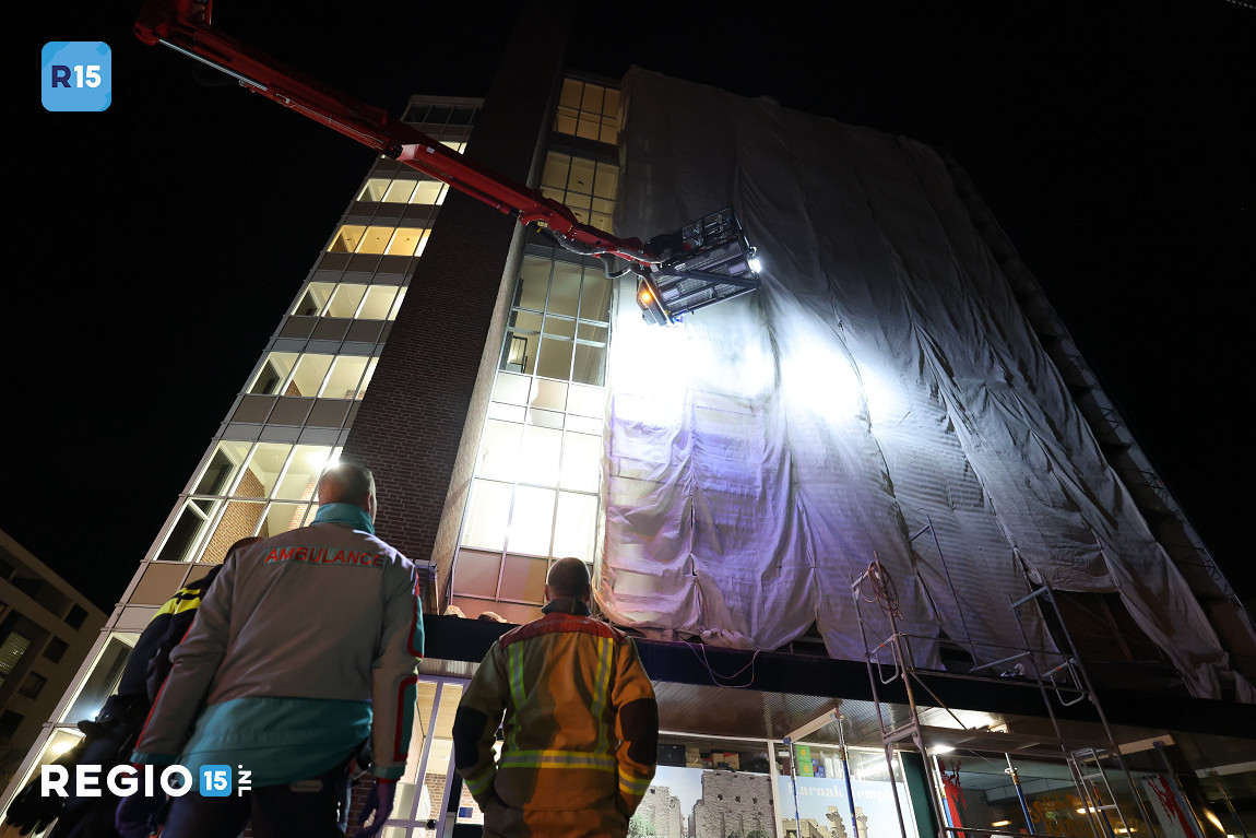 Gewonde man op steiger in Den Haag