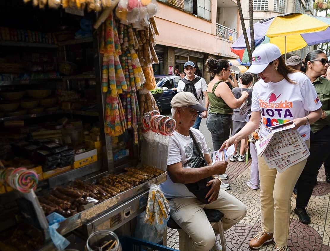 Pereira es territorio vivo y participativo. ☕🌱

Estuvimos con la gente, caminando y conversando, para seguir construyendo un proyecto colectivo donde la información no sea privilegio de unos pocos, sino un derecho para todas y todos. El cambio se logra cuando estamos juntos,