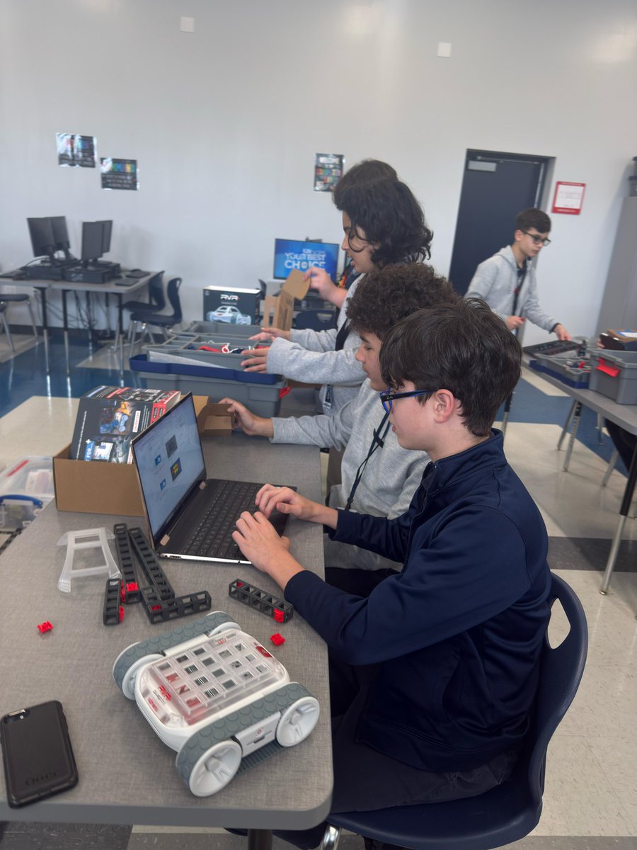 iLearnMDCPS's tweet photo. A great visit to @RivieraMiddle! Mrs. White’s 7th grade RVR class is preparing for the Sphero Global Challenge! It’s all about critical thinking, teamwork, and persistence as these students work through the missions. @SuptDotres #YourBestChoiceMDCPS https://t.co/nIvv3awyT7