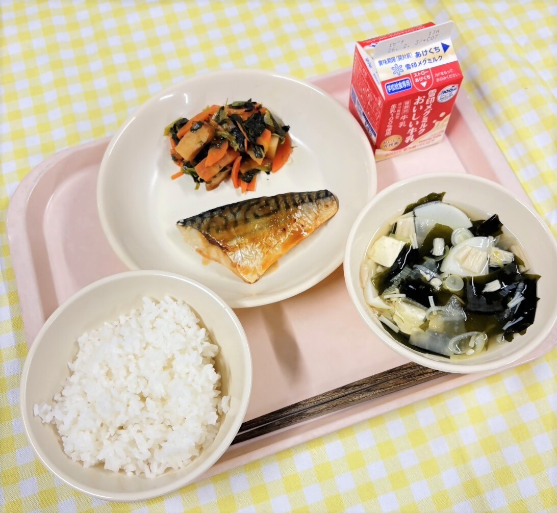 ＼第一中学校生徒が献立を考案！／
第一中学校の生徒が学校給食センターに職場体験に来てくれました！♪
職場体験の一環として、生徒たちが考案した「ごはん、わかめのすまし汁、鯖の味噌だれかけ、小松菜とさつま揚げの煮物」を提供しました！😊