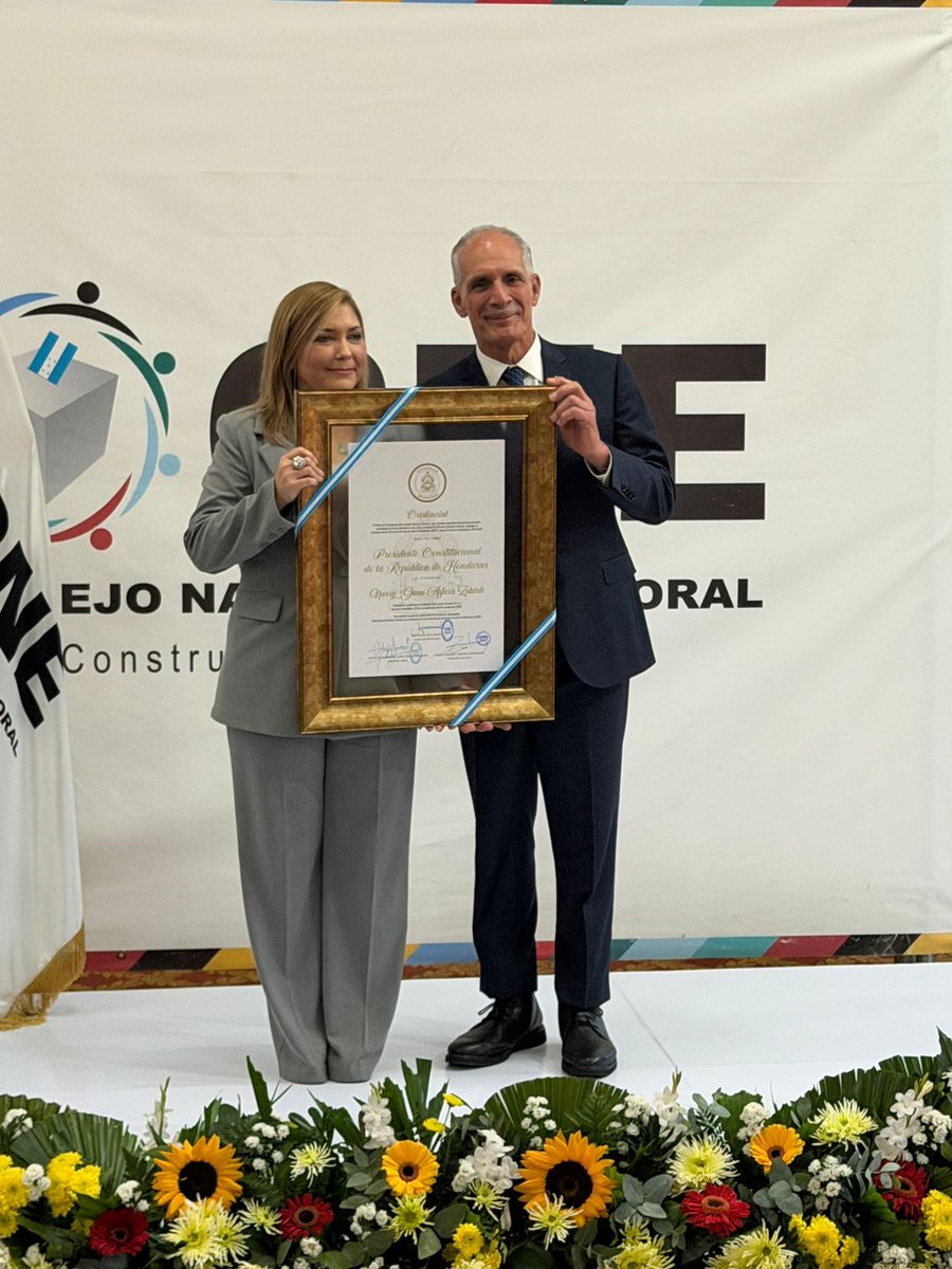 Presidente constitucional de la República de Honduras!🇭🇳
<a href="/titoasfura/">Papi a la Orden</a>