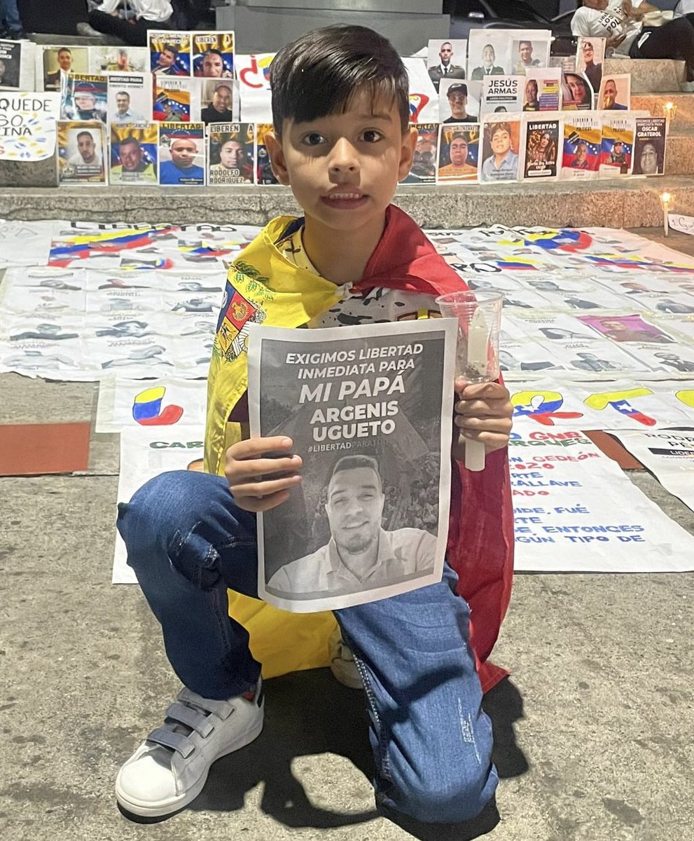 cristiancrespoj's tweet image. Hay niños haciendo vigilia frente al centro de tortura El Helicoide en Caracas pidiendo la libertad de sus padres. Si esto no te sensibiliza, nada lo hará. Y el régimen de Delcy Rodríguez es un régimen insensible, así es ella, su hermano, Diosdado, Padrino, y todos los…
