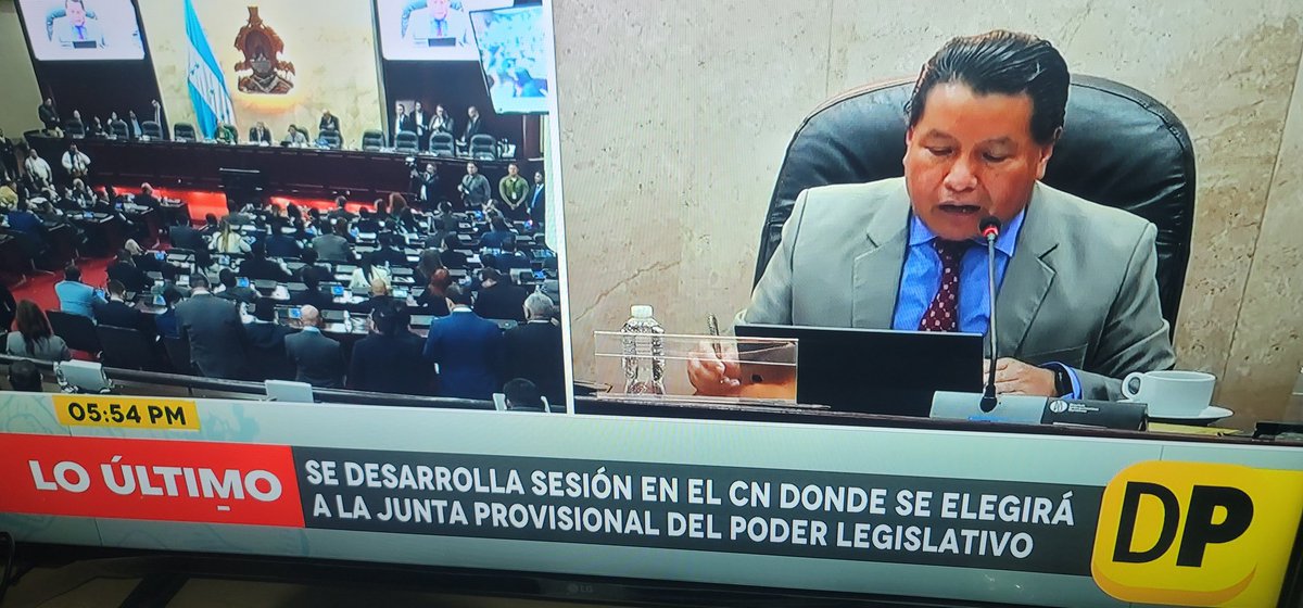 El término "Honorable" no debería ser empleado en esta 1er presentación de Diputados, es un calificativo que a mi lógica se gana según su desempeño, capacidad y honradez.
El honor se demuestra No se concede solo por ganar una elección creo yo...
Es mi opinión.