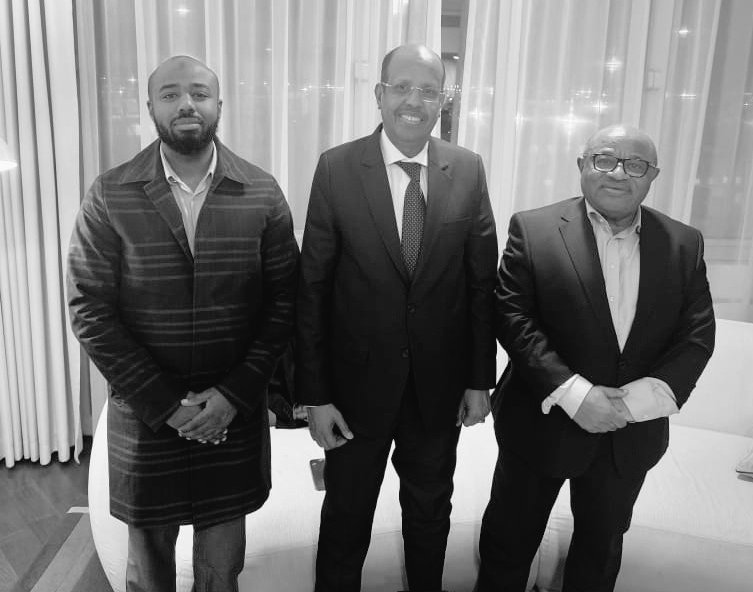 souefmo_elamine's tweet photo. Fruitful discussions with Mr. Djafar Toyb @djafartoy, co-founder of Binti Invest https://t.co/NtoBSa3dv5, an international player in financial engineering, consulting, and investment, in the presence of the Chairperson of the AUC, H.E. @ymahmoudali. 

Focused discussions, project structuring, public-private partnerships, and strategic investments in #Africa. A relay in the service of ambitious African youth and excellence.

Prospects for operational coordination with the AU Commission's Partnerships, Economy and Trade Department. Active in Ghana, Ivory Coast, Comoros, etc., Binti Invest is a strategic bridge reflecting the common aspirations of #Agenda2063.