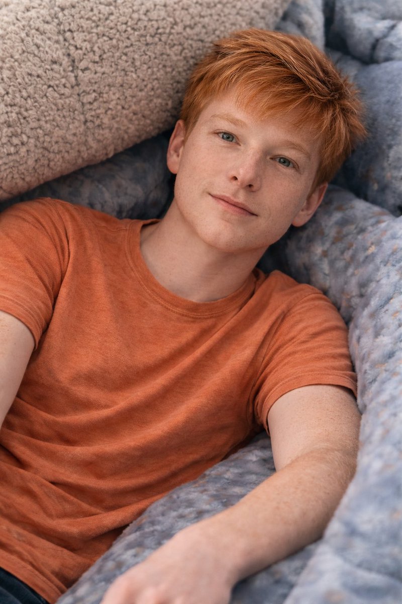 Lightrill1's tweet image. Le pedí a chatgpt que imaginara como se vería mi hijo gato en humano