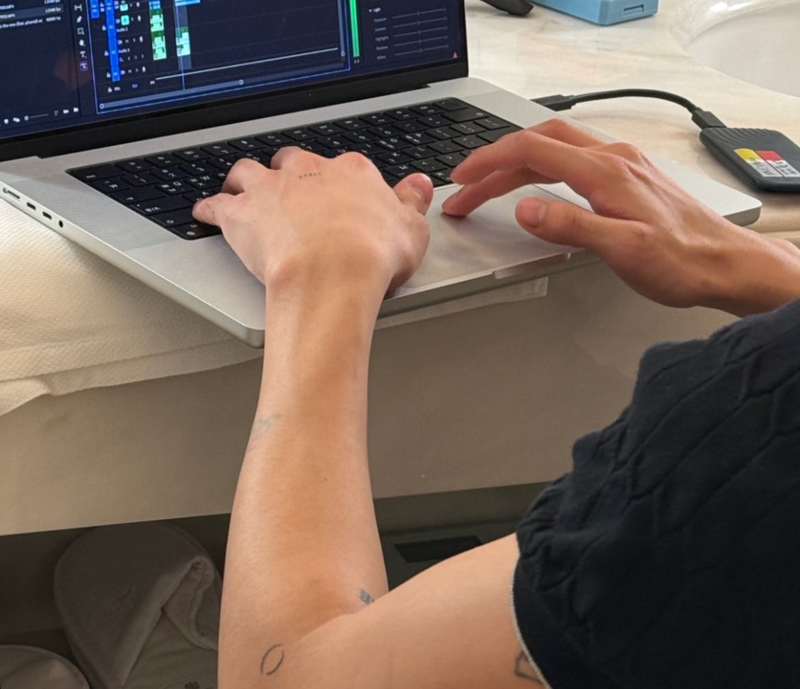 IN EDIT MODE ลงมือตัดต่อด้วยตัวเอง ใส่ใจทุกรายละเอียด 

#LVMenFW26
#BamBamxLVMenFW26
#LouisVuitton #BamBam