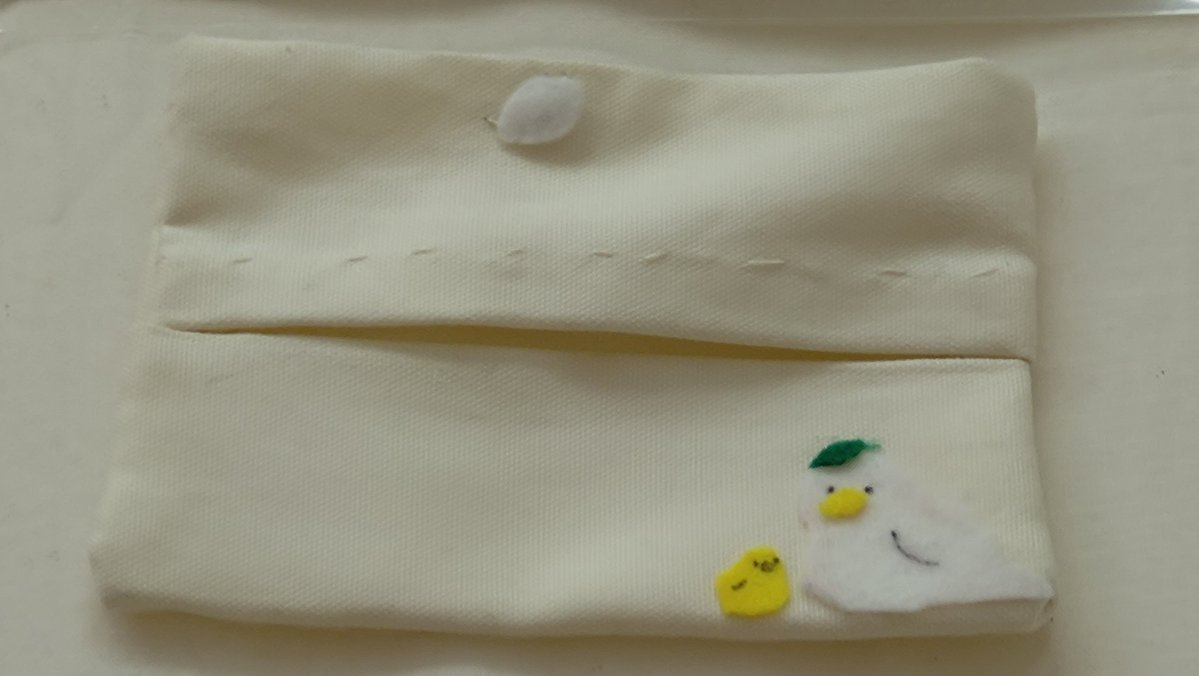 tech_ji's tweet image. 娘の作品☆
美術館で今年も展示された！イマイチだから見に行かないでって云われたけど。
模写は娘らしい柔らかくて優しいタッチが出てるかな。ポケティッシュカバーは縫うのがキレイだったみたい。学校で2作品選ばれたのは2人だけ。
最近家で見せてくれないから嬉しいね。どんどん描いてほしいよ。