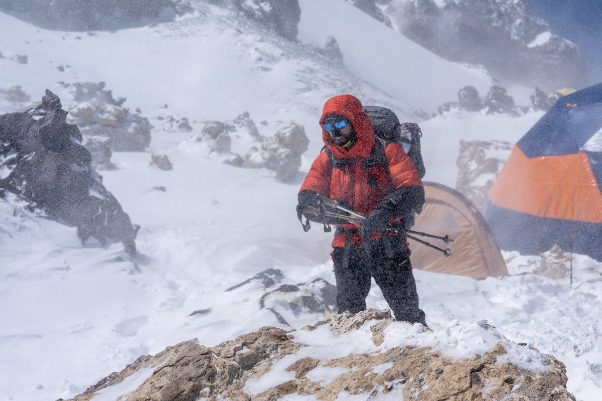 2026/1/9
アタックを諦め下山を開始する時の図

天候回復に賭けて予備日を全部使ったものの、同日朝も白い悪魔（Viento Blanco）と呼ばれる暴風雪によりアタックは中止せざるを得ませんでした。
写真は風雪が弱くなった昼頃、アタックキャンプ（5930m)から下山を開始する時のものです。

#アコンカグア