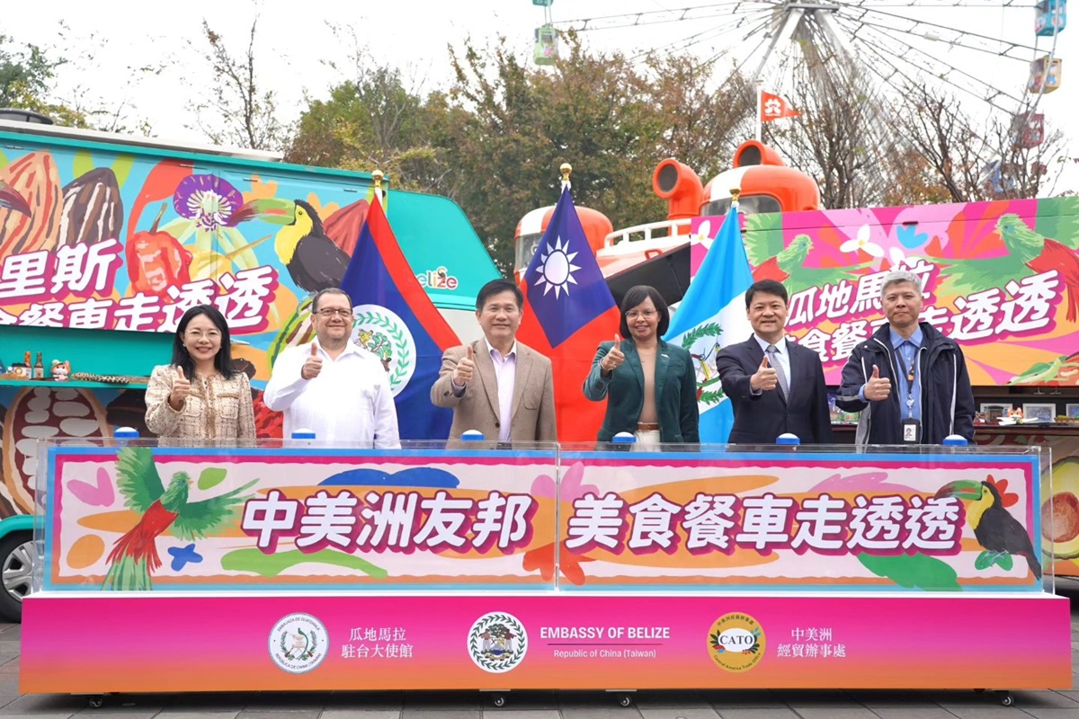 SiteTaiwanInfo's tweet image. 🇹🇼🇧🇿🇬🇹 Le min. des Aff. étrangères @chia_lung, l’amb. du #Belize Katherine Vanessa Meighan &amp;amp; l’amb. du #Guatemala Luis Raúl Estévez López ont donné le 16 janv. à #Taiwan le coup d’envoi d'une tournée de food trucks proposant des spécialités d’#AmériqueCentrale.
📸@cato_tw